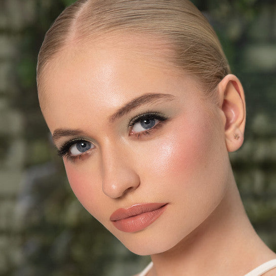 Lily Lolo Naked Pink Cheek Duo model