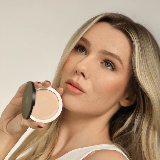 Lily Lolo Pressed Finishing Powder open with model